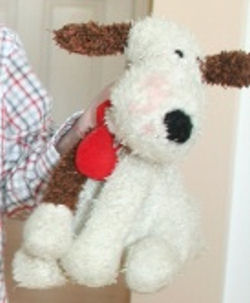 2006 Hallmark Valentine Dog Wearing Heart around the Neck